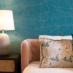 Lisbon Luxury Retreat! 2 Suites, Balcony & Views!!