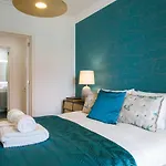 Lisbon Luxury Retreat! 2 Suites, Balcony & Views!!