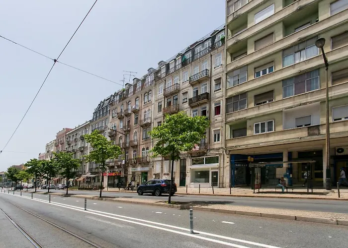 Lisbon Luxury Retreat! 2 Suites, Balcony & Views!!