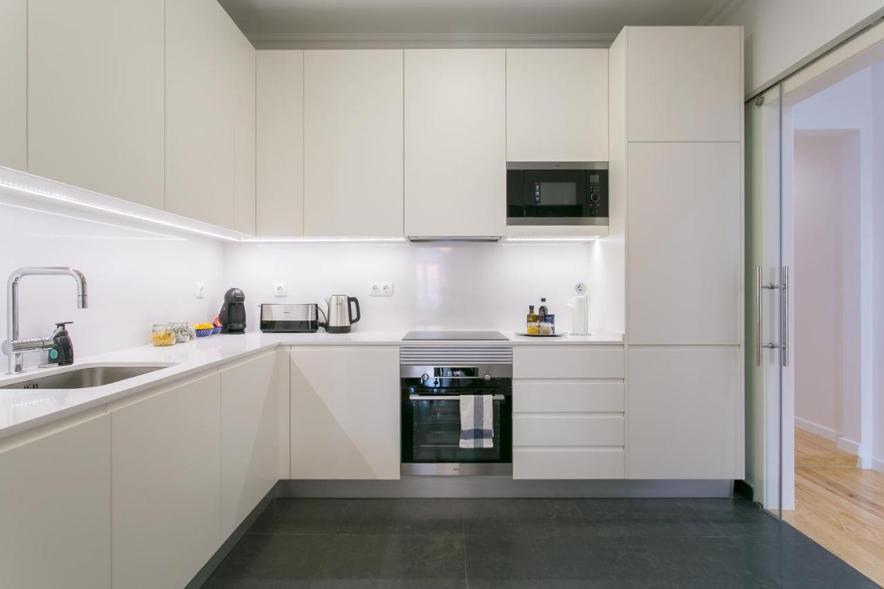 Luxury Retreat! 2 Suites, Balcony & Views!! Appartement